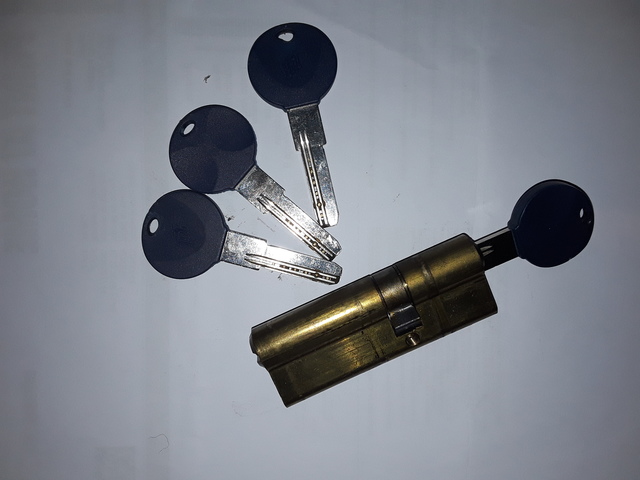 Bombin cerradura puerta garaje